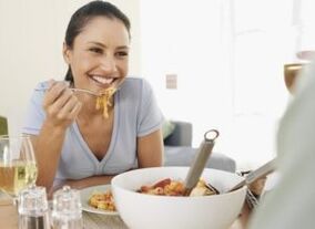 Момичето яде