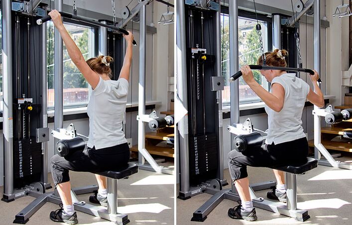 Издърпването на блока зад гърба на симулатора помага за тренирането на мускулите на latissimus dorsi